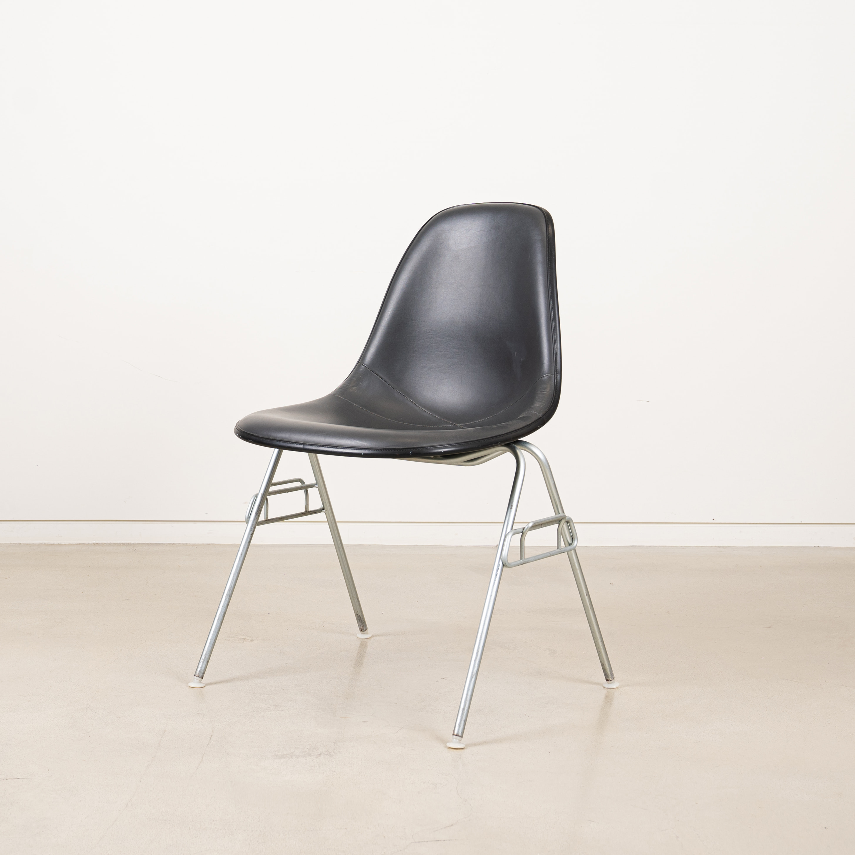 DSS Chair (Black / Naugahyde) Condition B