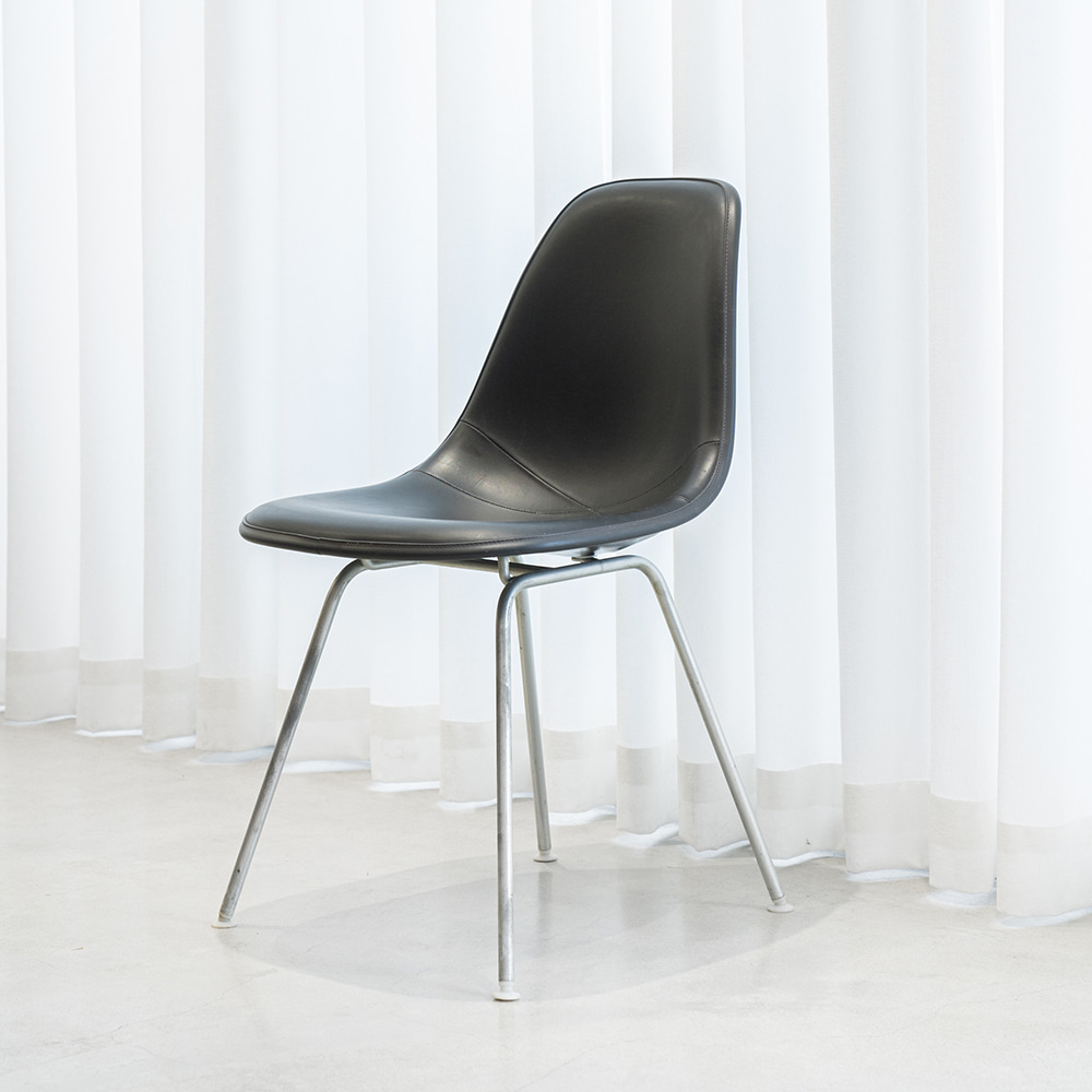 DSX Chair (Black / Naugahyde)