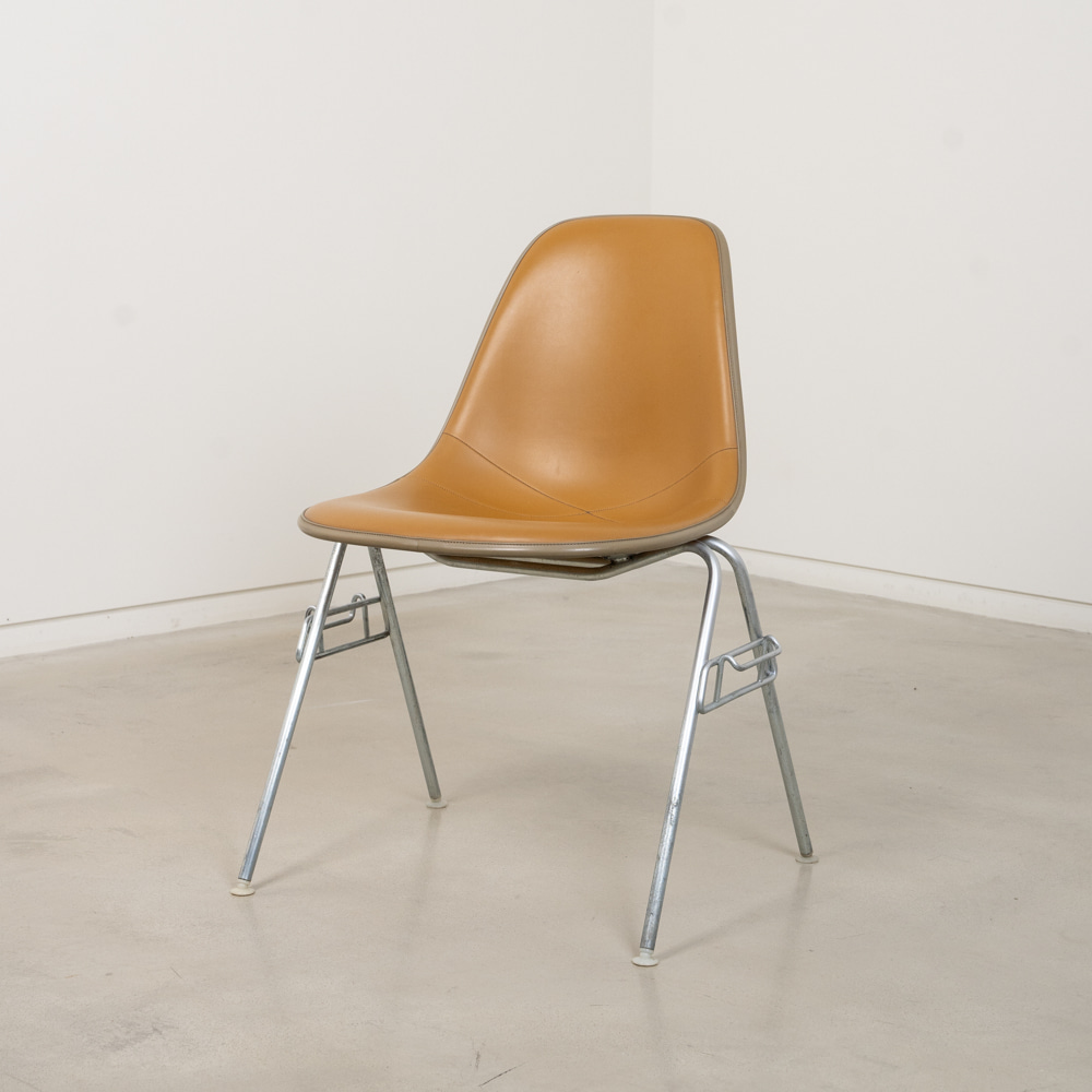DSS Chair (Ochre Dark / Naugahyde)