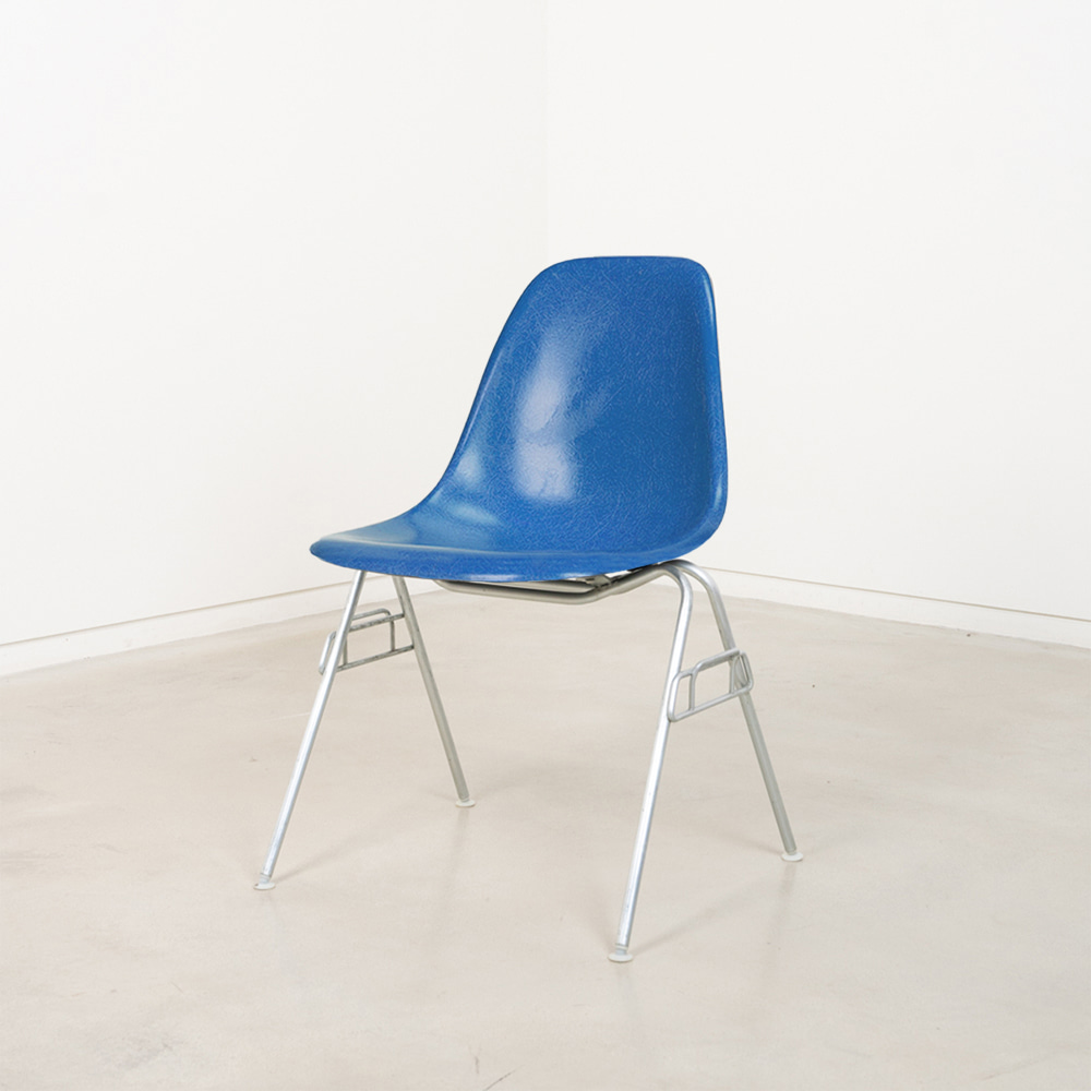 Vintage Eames Fiberglass Side Chair (Ultramarine Blue)