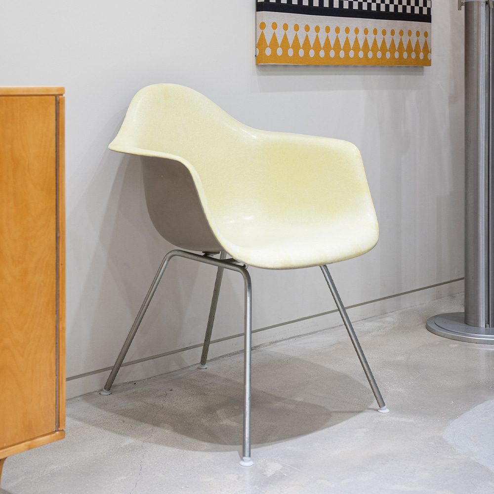 DAG Chair (Painted Back / Lemon Yellow)