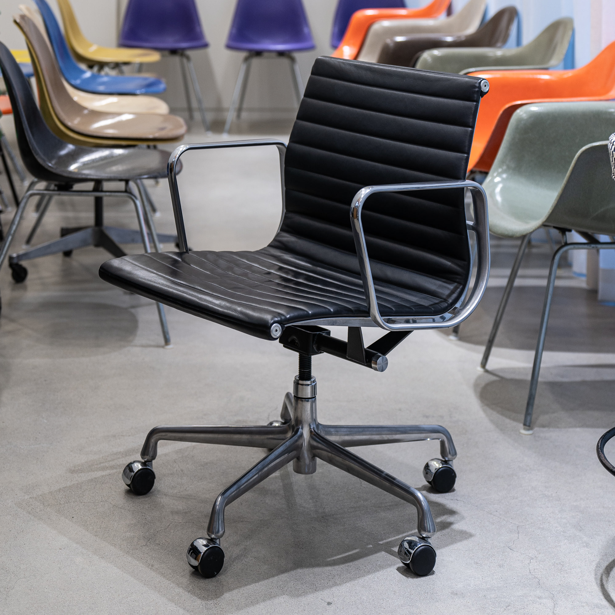 Aluminum Group Management Chair (Black Leather)