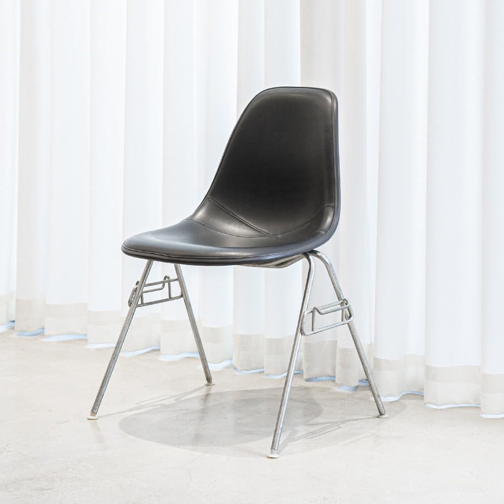 DSS Chair (Black / Naugahyde)