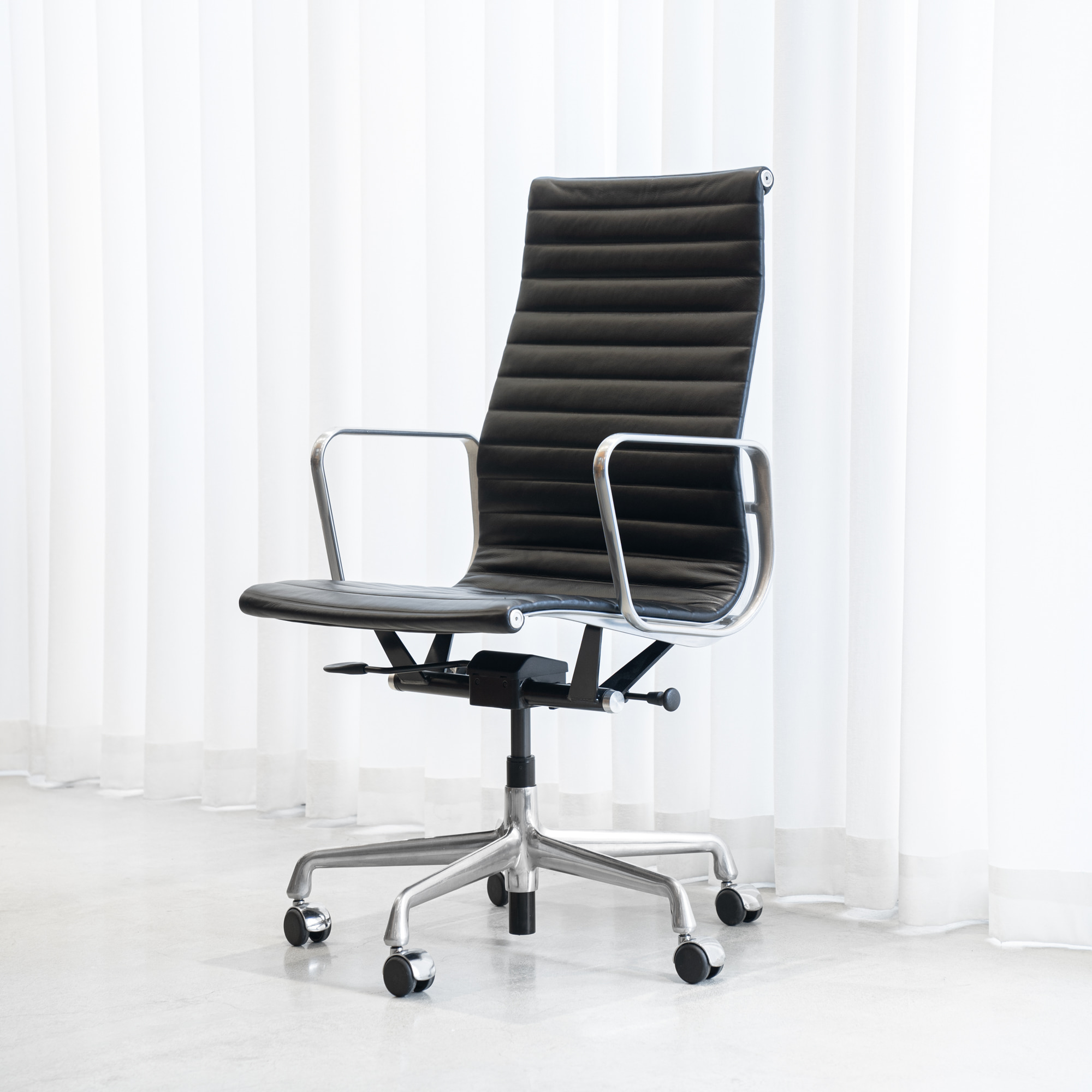Eames Aluminum Group Management Chair (가스식 레버 높이 조절)