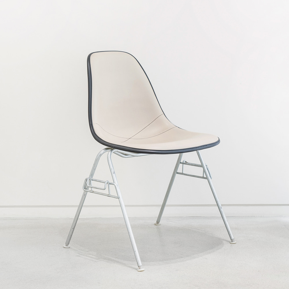 DSS Chair (Raw Umber White / Naugahyde)