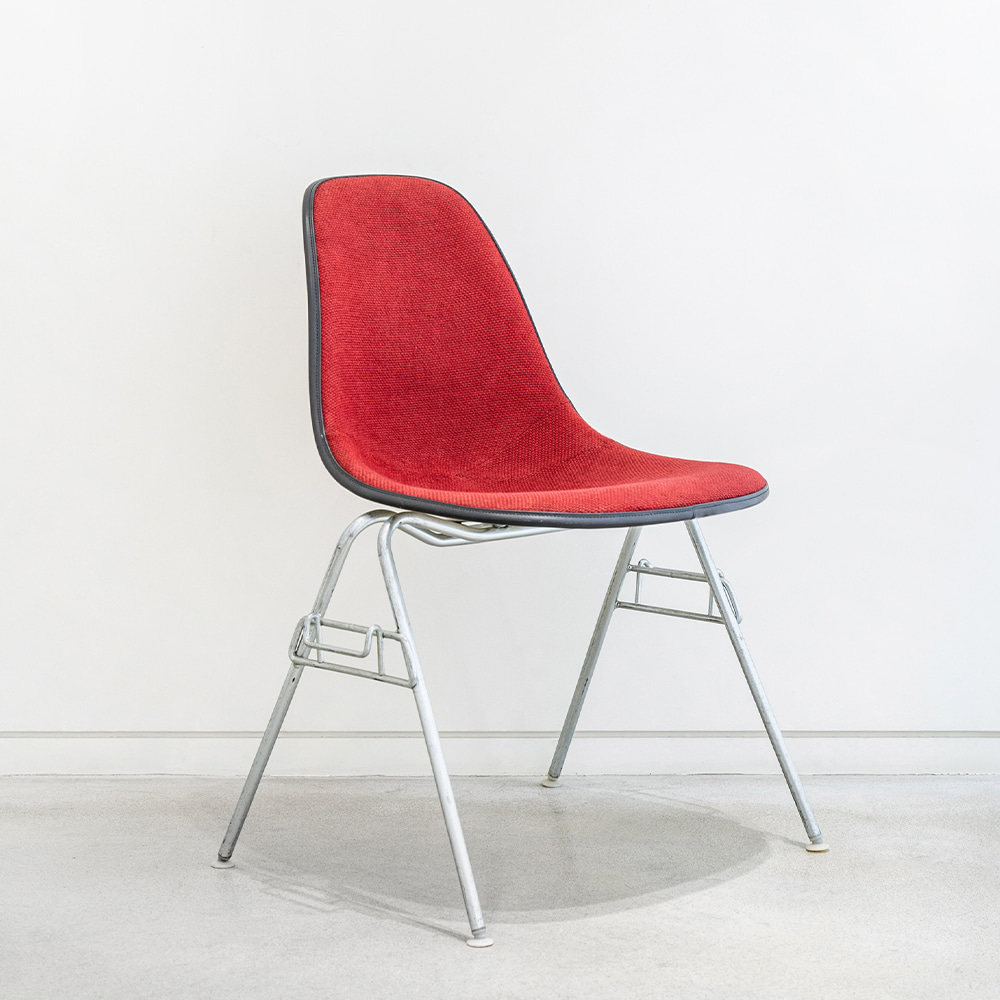 DSS Chair (Crimson Dark / Hopsack)