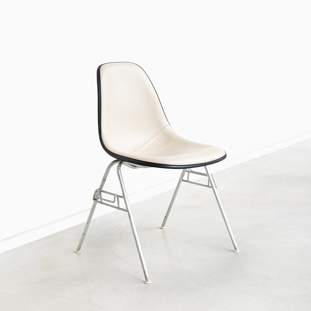 DSS Chair (Raw Umber White / Naugahyde)