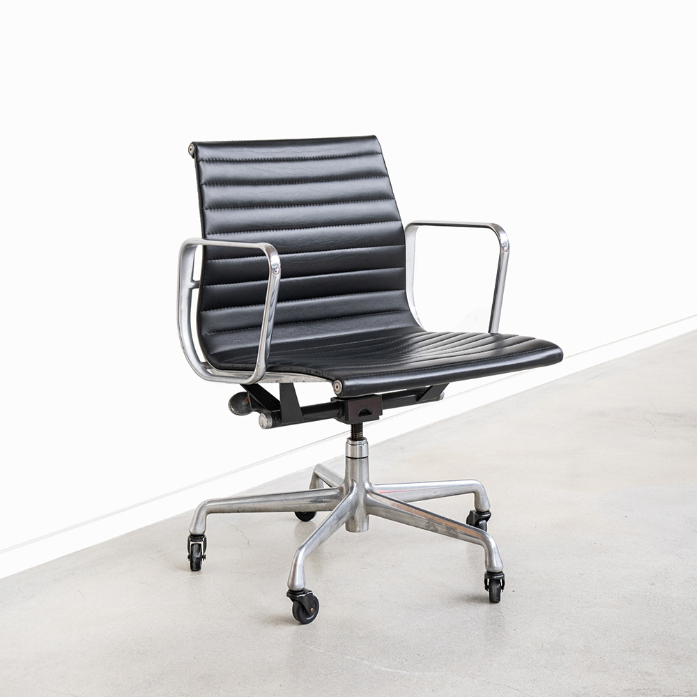 Aluminum Group Management Chair (Black)